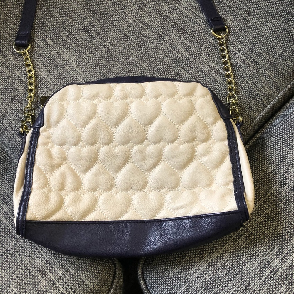 Betsey Johnson Quilted Heart Bow Crossbody/Purse - Picture 5 of 7